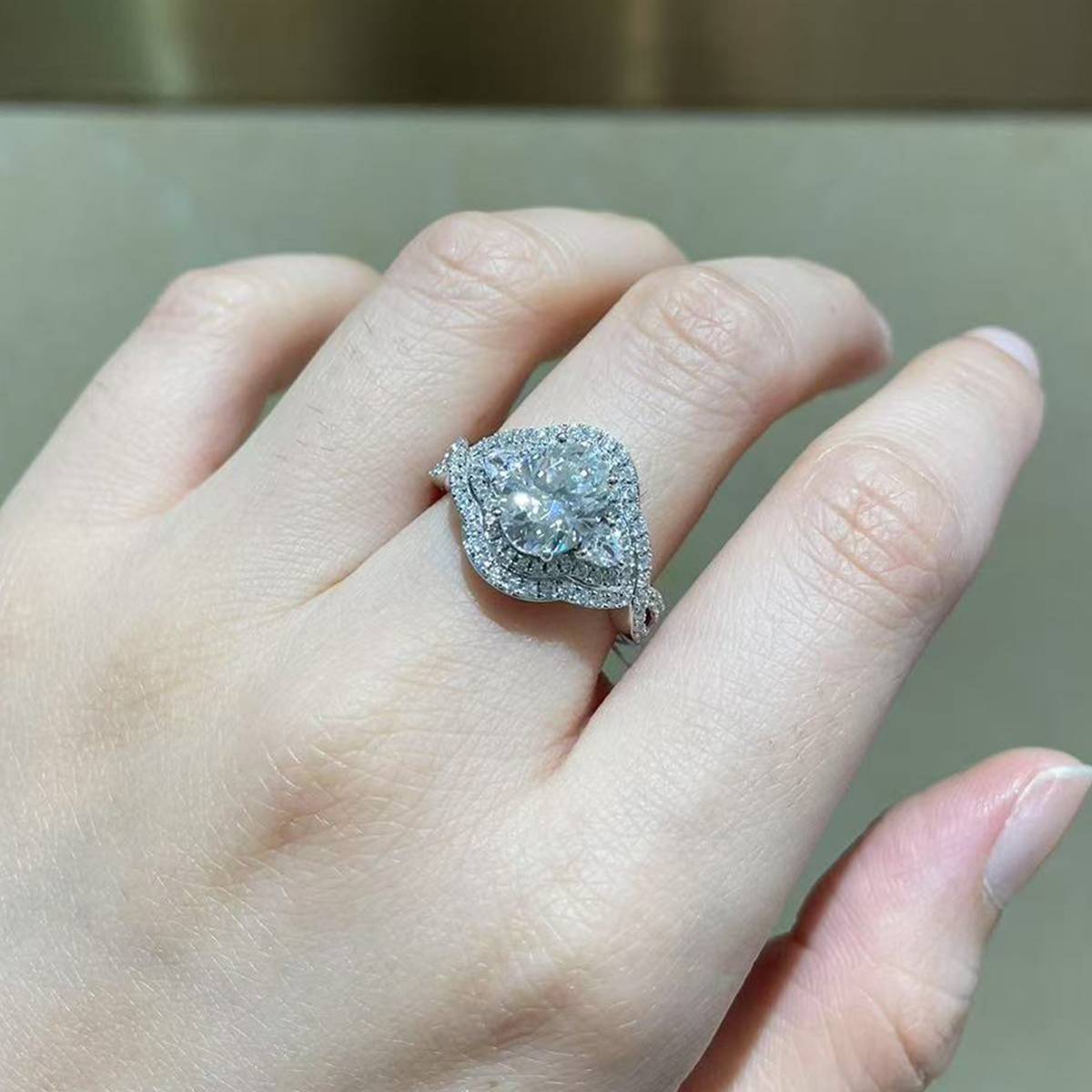 Exquisite egg shaped women's ring S925 silver plated platinum custom selection main stone moissanite diamond 2.0ct/secondary stone high carbon diamond